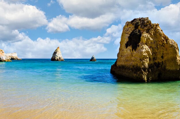 Het strand van de drie broers in Alvor, Algarve, Portugal.