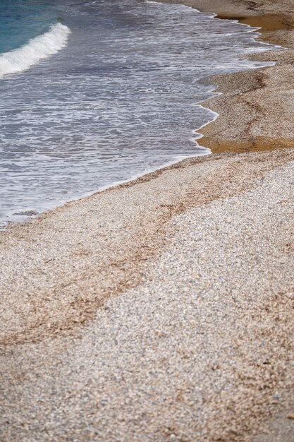 Het strand van de Middellandse Zeekust met golven van azuurblauw water. Zomer zeebries