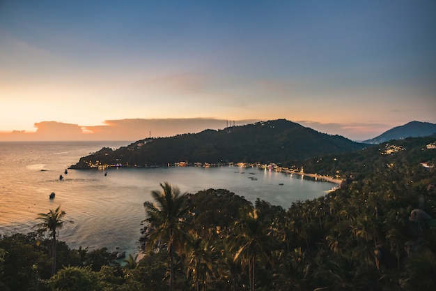 Het strand van de zonsopgangfles op phangan eiland Thailand