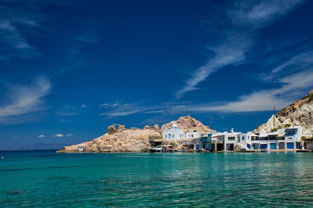 Het strand van Firapotamos in Milos, Griekenland