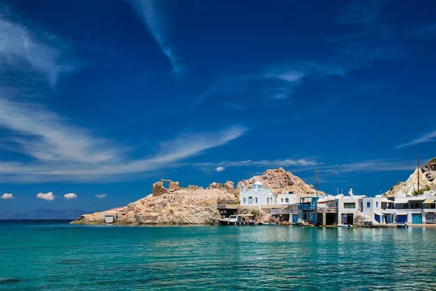 Het strand van Firapotamos in Milos, Griekenland