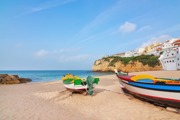 Het strand van het dorp Carvoeiro met vissersboten op de voorgrond. Portugal, zomer.