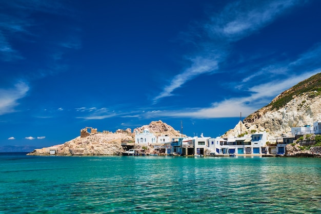 Het strand van het dorp firapotamos in milos griekenland