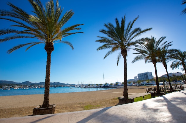 Het strand van Ibiza San Antonio Abad de Portmany in de Balearen