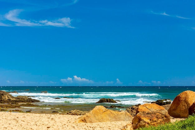 Het strand van Itapua in Salvador met zijn riffen en zand omringd door de tropische zee