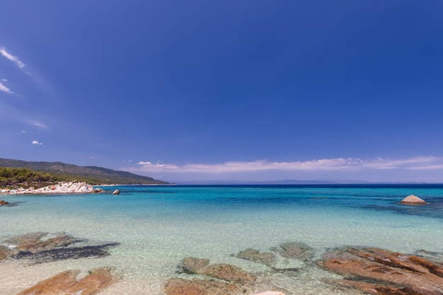 Het strand van Portokali heeft een ondiepe lagune die zich 30 m in de zee uitstrekt, Sithonia, Halkidiki, Griekenland