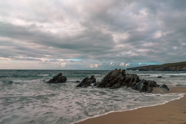 Het strandlandschap van Serantes in Asturië, Spanje