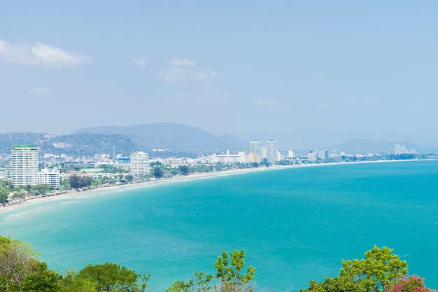 Het strandmening van Pattayastrand, van de overzeese en stad, Chonburi in Thailand