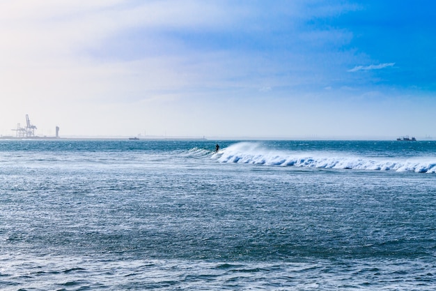 Het strandmening van Port Elizabeth, het panorama van Zuid-Afrika. Indische Oceaan landschap. Golven en windsurfen