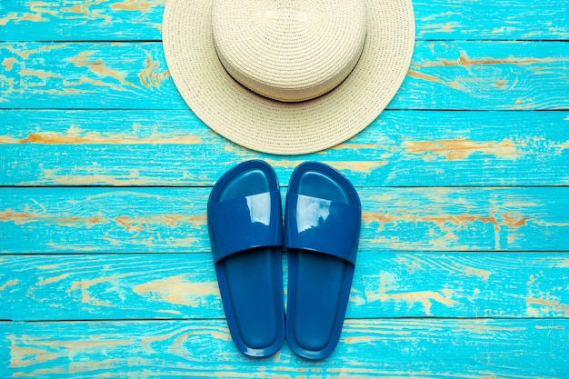 Het strandwipschakelaars van de zomer op gekleurde achtergrond