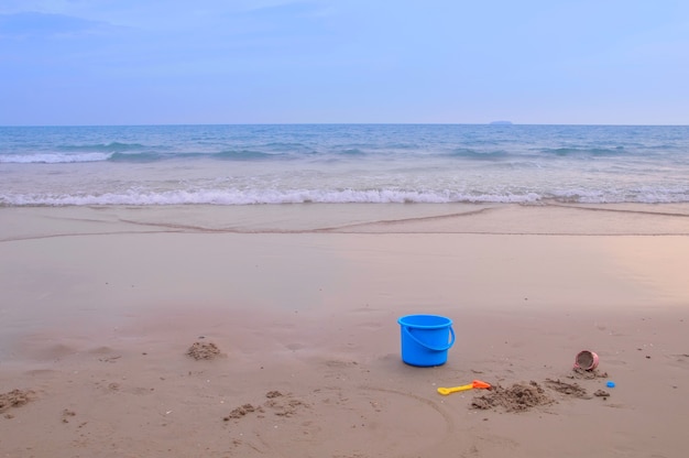 Het stuk speelgoed van kinderen op het strand voor de zomerachtergrond