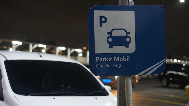 Het symbool van de parkeerplaats is blauw.