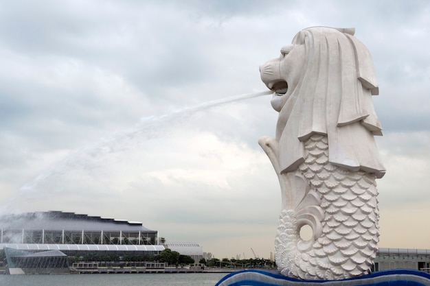 Het symbool van de stad Singapore - Merlion-standbeeld in het centrum van Merlion Park