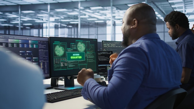 Het team van IT-deskundigen krijgt toegang toegestaan tijdens de herconfiguratie van de serverhub