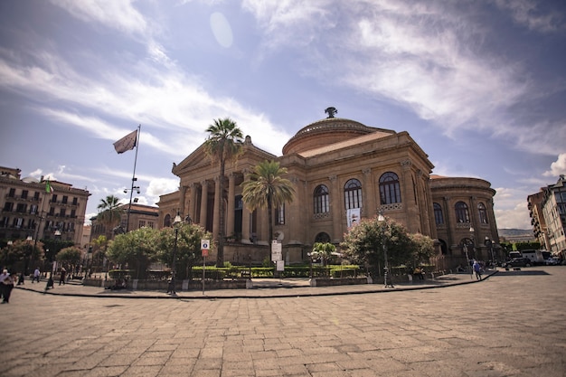 Het teatro massimo vittorio emanuele, beter bekend als teatro massimo, van palermo is het grootste operatheatergebouw in italië, en een van de grootste in europa, derde qua architectonische omvang