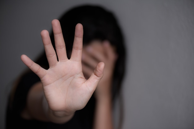 Het teken van de vrouwenhand voor eind misbruikend geweld, het concept van de Rechten van de mensdag