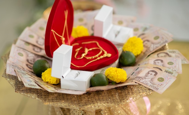 Foto het tellen van de bruidsschat thaise traditionele ceremonie