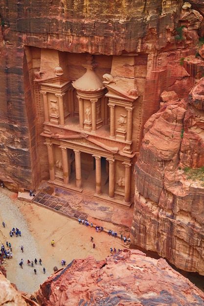 Het tempelmausoleum van Al Khazneh in de oude stad Petra in Jordanië Aanwijzing als UNESCO-werelderfgoed Kopieer ruimte bovenaanzicht landschapsachtergrond