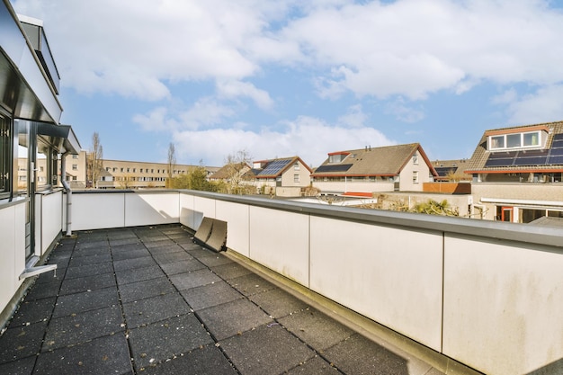 Het terras balkon met uitzicht op de stad