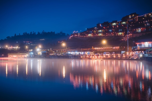 Foto het thaise dorp baan rak thai