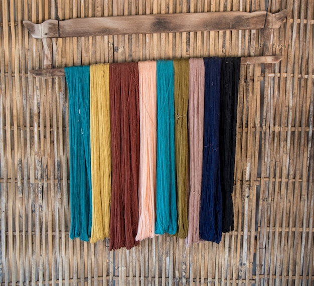 Foto het thaise garen van de zijde garen natuurlijk, treft voor vervaardiging voorbereidingen
