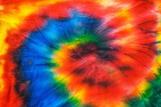 Het tie-dye-spiraalpatroon op de stof is handgemaakt flat lay