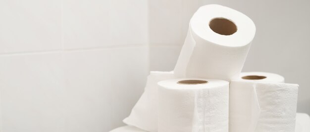 Het tissuepapier werd op de toiletpot in de badkamer geplaatst.