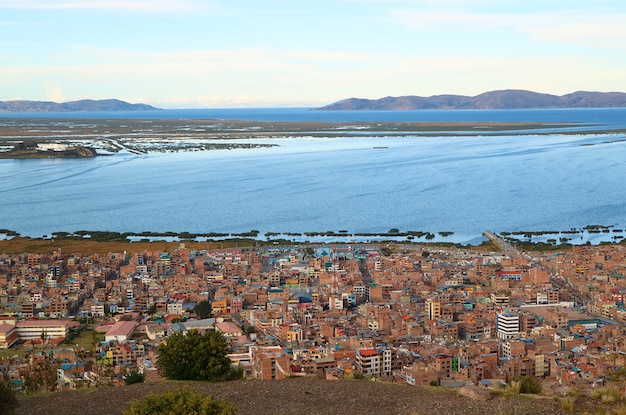 Het Titicacameer, het hoogste te bevaren meer ter wereld en de stad Puno, Peru