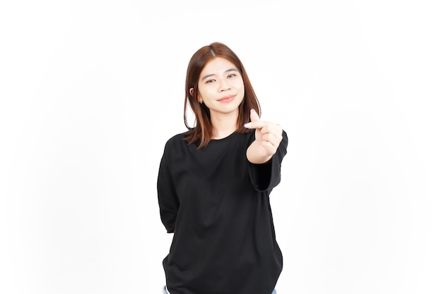 Het tonen van Koreaanse liefdesvinger van mooie Aziatische vrouw die op witte achtergrond wordt geïsoleerd