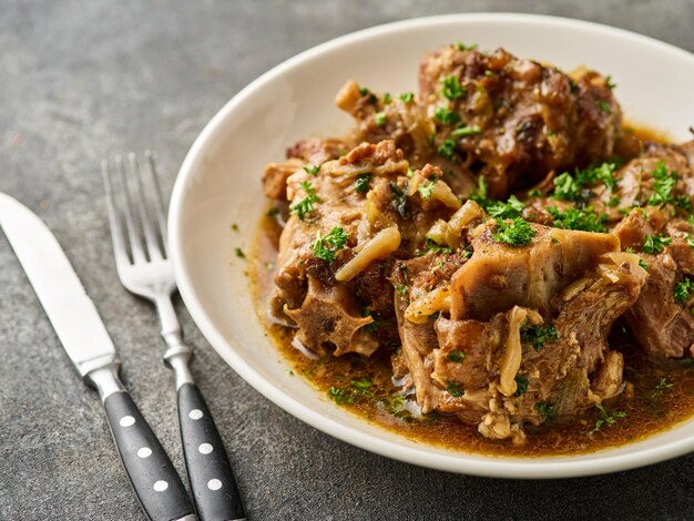 Het traditionele gerecht van de Braziliaanse keuken is ossenstaart