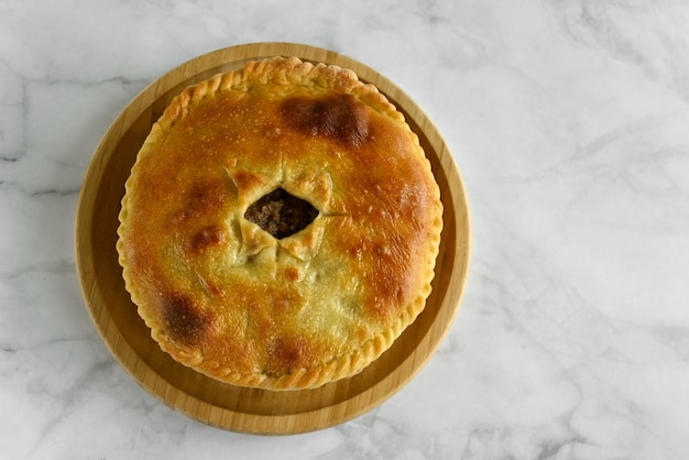 Het traditionele gerecht van de volkeren van de Kaukasus is Karachai khychins Ossetische taarten met vlees