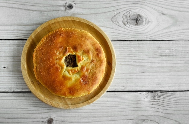 Het traditionele gerecht van de volkeren van de Kaukasus is Karachai khychins Ossetische taarten met vlees