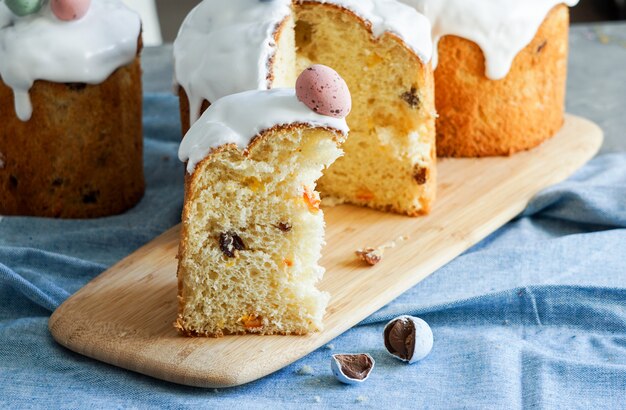 Het traditionele orthodoxe zoete brood van Pasen, kulich. Paasvakantie ontbijt. eieren