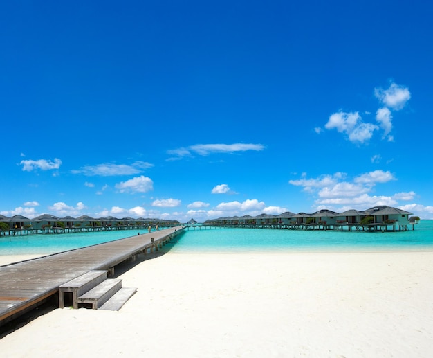 Het tropische eiland van de Maldiven met wit zandig strand en overzees