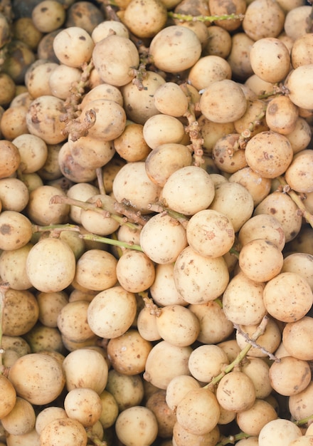 Het tropische fruit van Longongthailand op markt. Het Aziatische fruit is zoet en zuur.