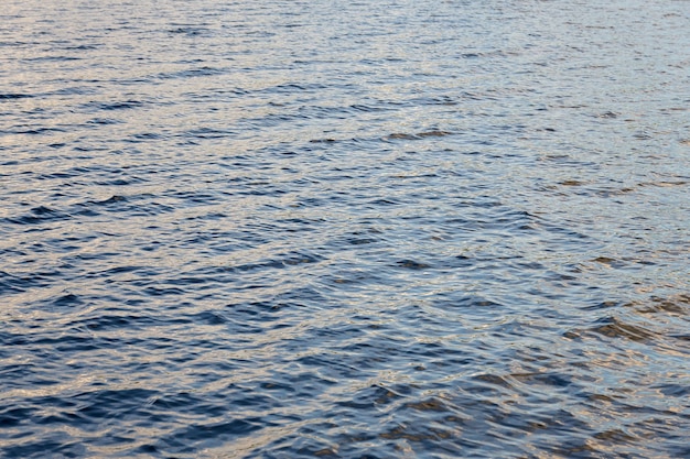 Het turbulente oppervlak van het water op het meer als achtergrond