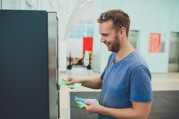 Het tussenvoegselkaart van de handmens aan ATM-machine, Bankwezen en Financieel concept