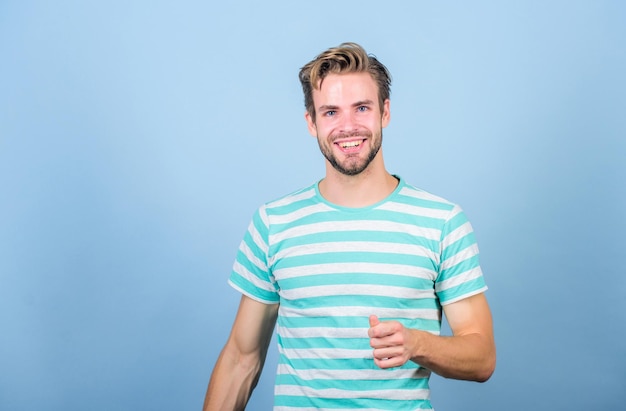 Het uiten van geluk zomermode ongeschoren student man mannelijke mode en schoonheid man in trendy shirt guy fashion model sexy macho in casual stijl perfecte look van gespierde man