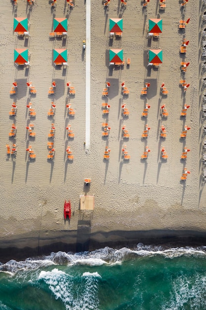 Het uitgeruste strand van Viareggio van bovenaf gezien