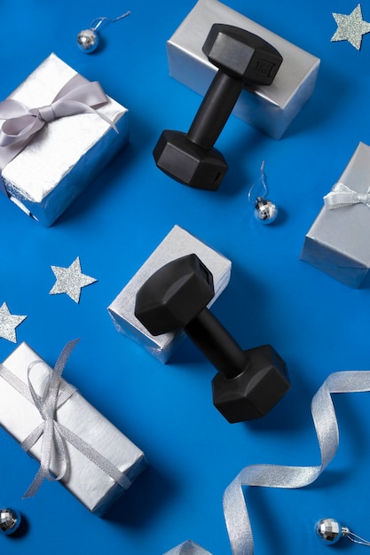 Het uitwerken van apparatuur met een kerstthema en versieringen