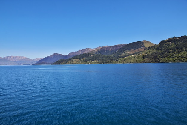 Foto het uitzicht op bergen langs de baai in de buurt van queenstown, nieuw-zeeland