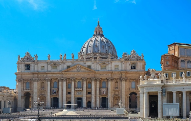 Het uitzicht op de beroemde Sint-Pietersbasiliek in Rome