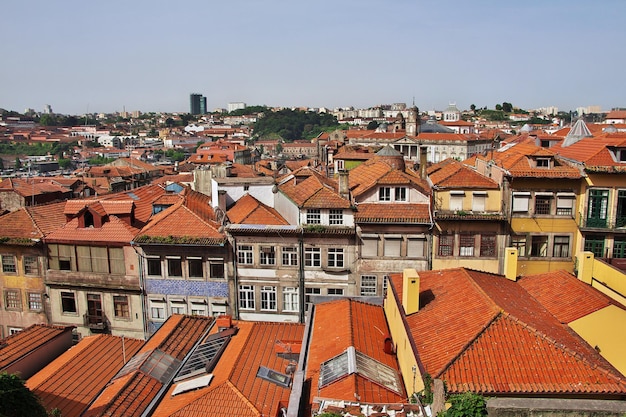 Het uitzicht op de daken van vintage huizen in de stad Porto Portugal