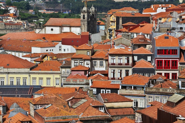 Het uitzicht op de daken van vintage huizen in Porto stad, Portugal