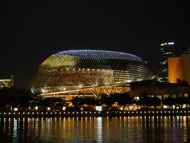 Het uitzicht op de Esplanade in de jachthaven 's nachts Singapore