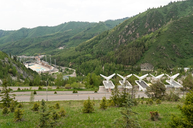 Het uitzicht op de hoogste ijsbaan Medeo Het is gelegen in een bergdal van de stad Almaty, Kazachstan