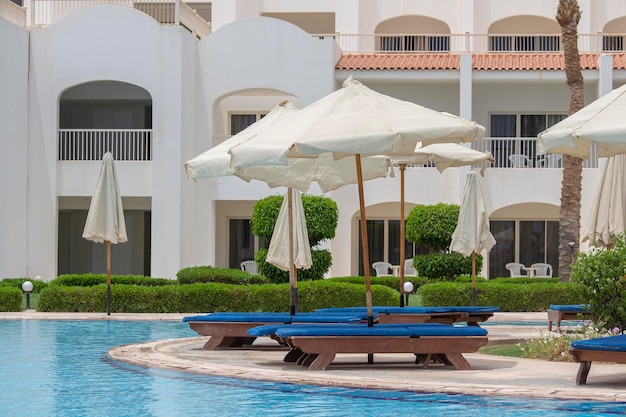 Het uitzicht op de parasols en ligstoelen bij het zwembad in Sharm el Sheikh, Egypte