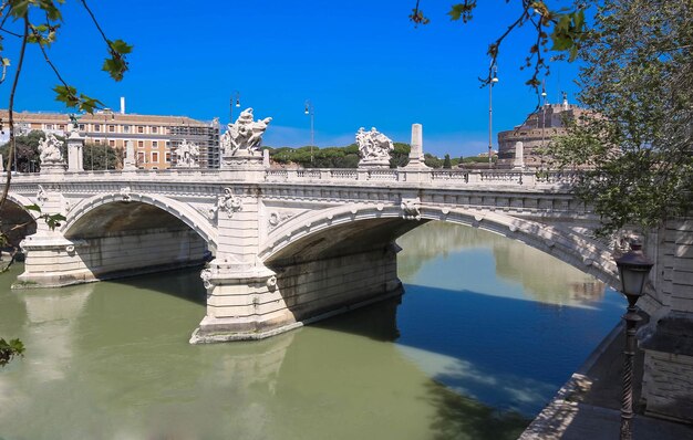 Het uitzicht op de Umberto-brug in Rome, Italië