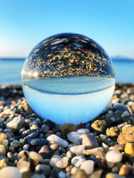 Foto het uitzicht op de zee weerspiegeld in een glazen bol