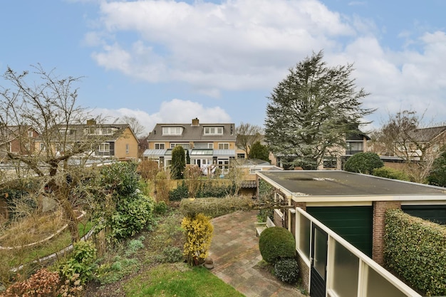 Het uitzicht op een achtertuin met huizen op de achtergrond